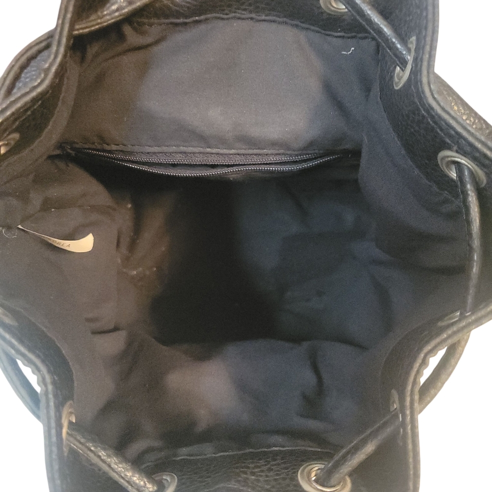 Vintage 1990s GUESS USA Black Pebble Leather Buckle Drawstring Backpack - Picture 10 of 10